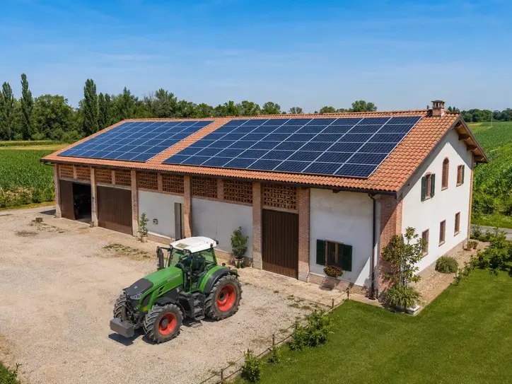 Pannelli solari sul tetto di un capannone agricolo per il settore primario